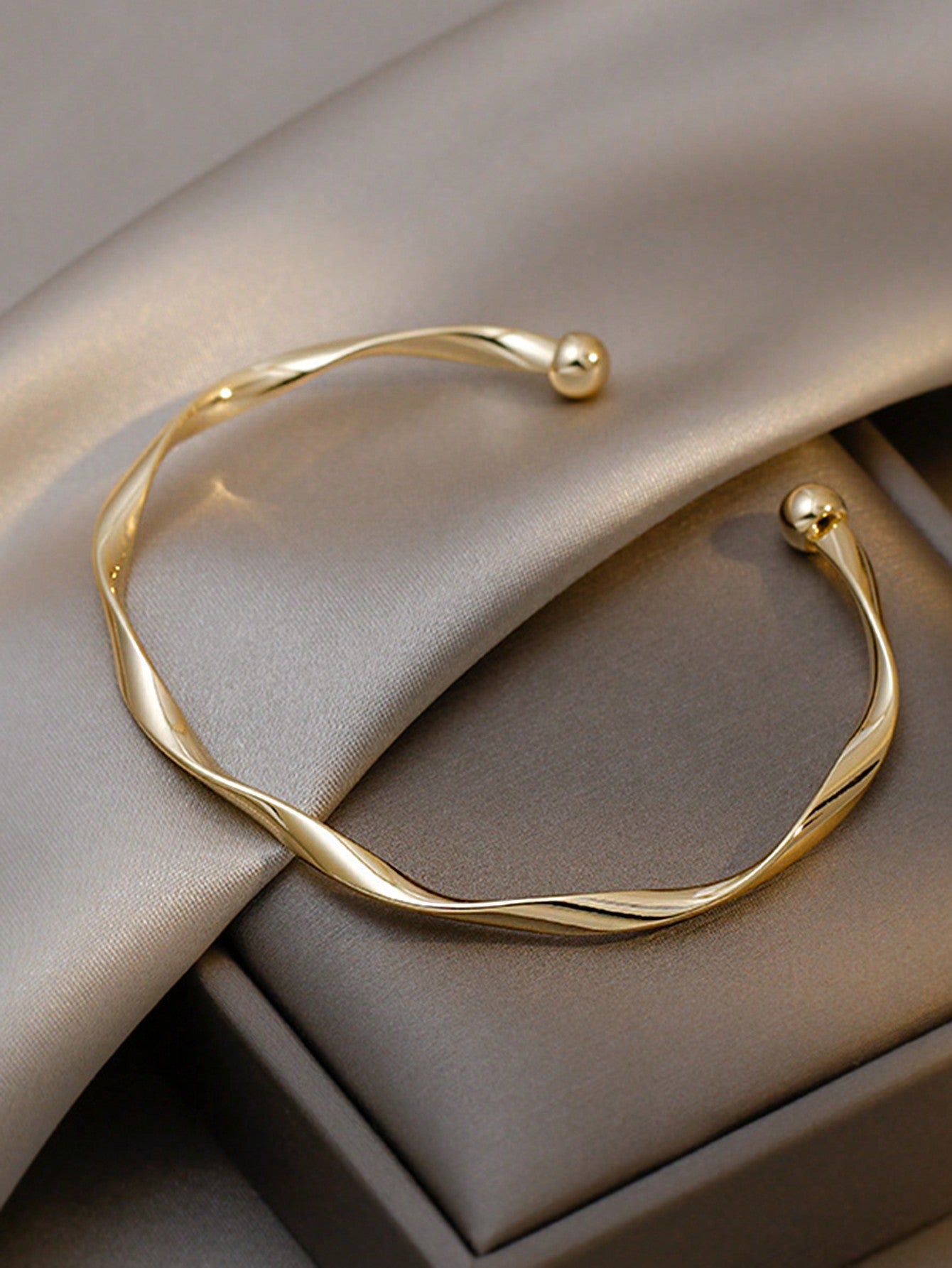 1pc Minimalist Chic Textured Gold Color Bracelet